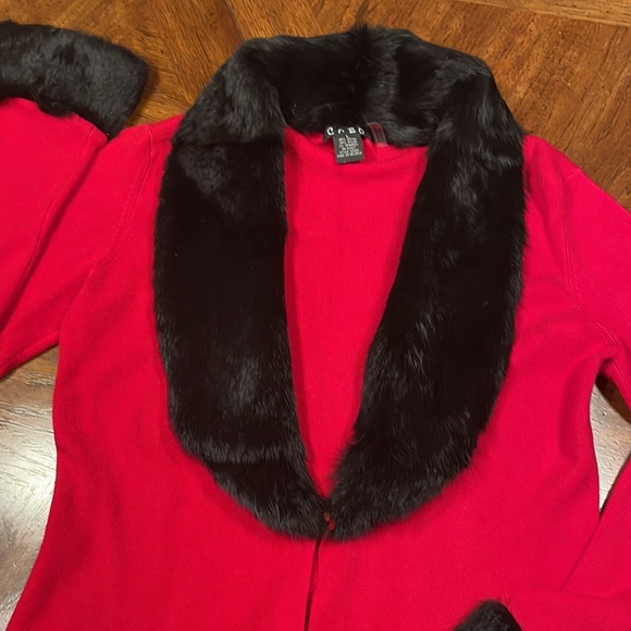 ♥️👑Red vintage sweater w/ faux fur collar and cuffs - Picture 4 of 8